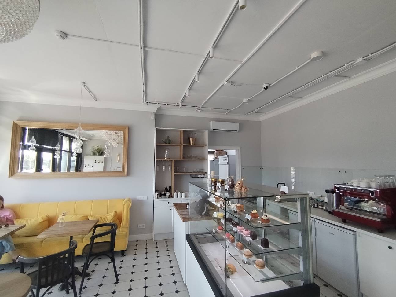 Продажа административно-торгового помещения с ремонтом и арендатором! - продажа вторичного жилья от агентсва bir.by