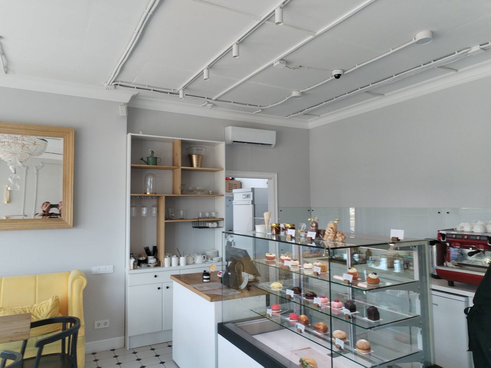 Продажа административно-торгового помещения с ремонтом и арендатором! - продажа вторичного жилья от агентсва bir.by