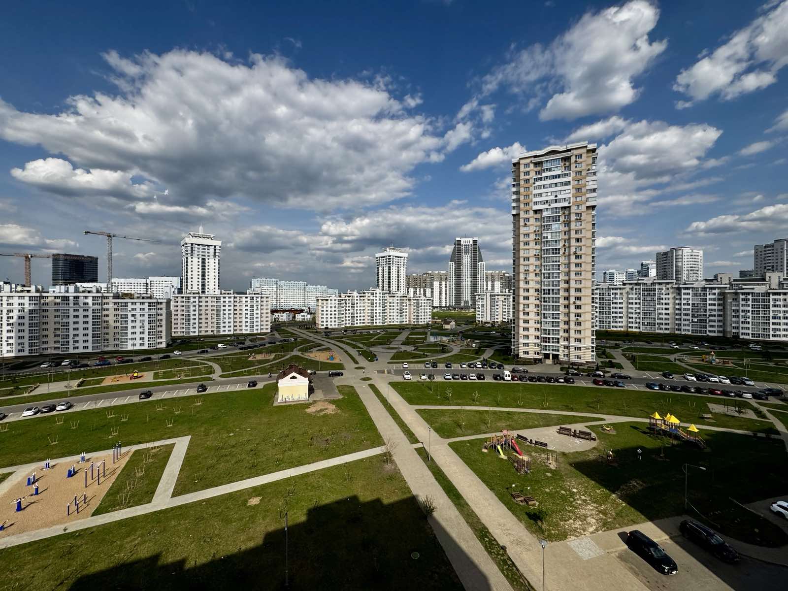 Продается просторная квартира в престижном современном квартале города Минска. - продажа вторичного жилья от агентсва bir.by