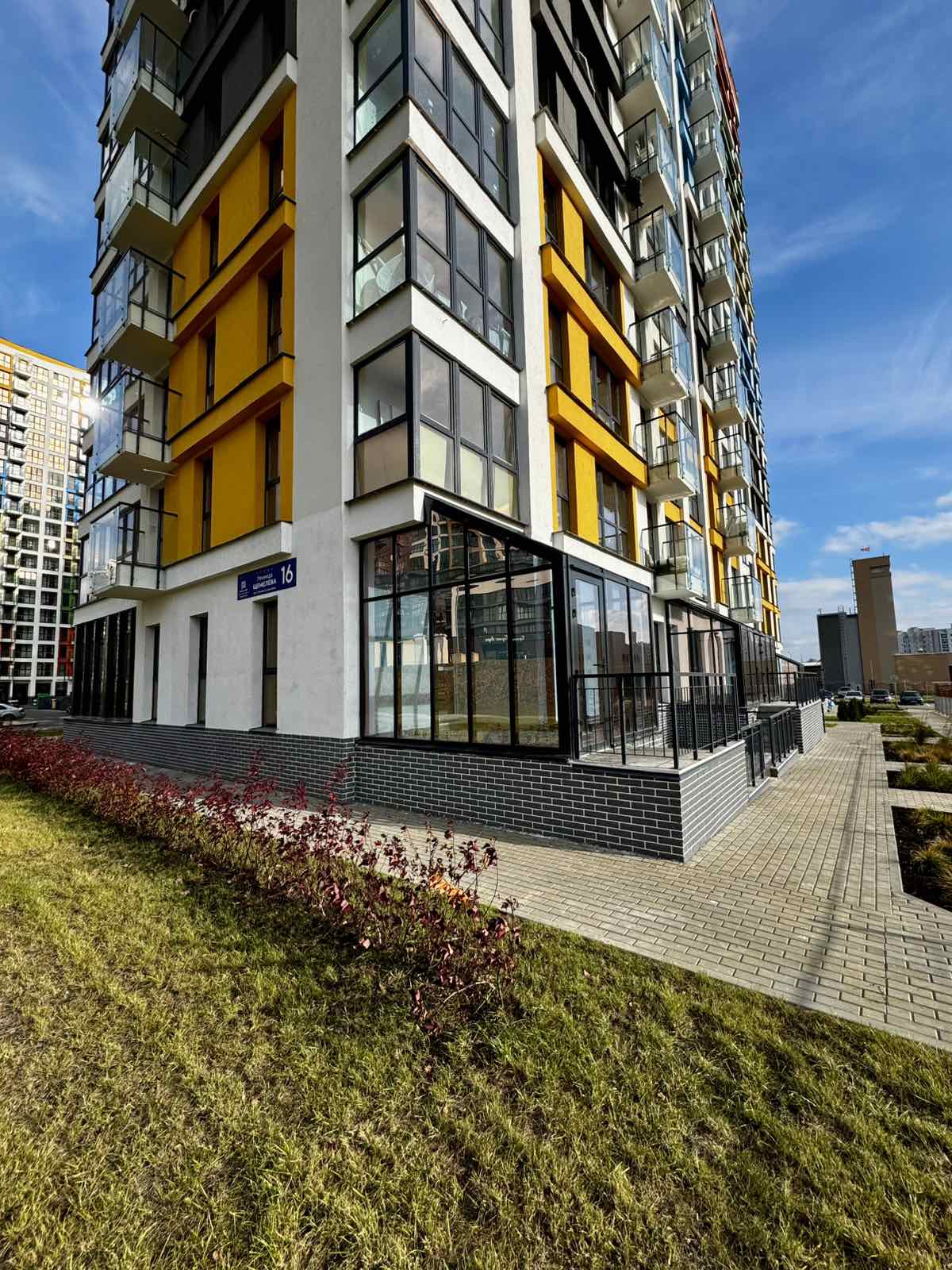 Квартира в ЖК «Минск Мир» расположена на удобном 1 этаже  - продажа вторичного жилья от агентсва bir.by