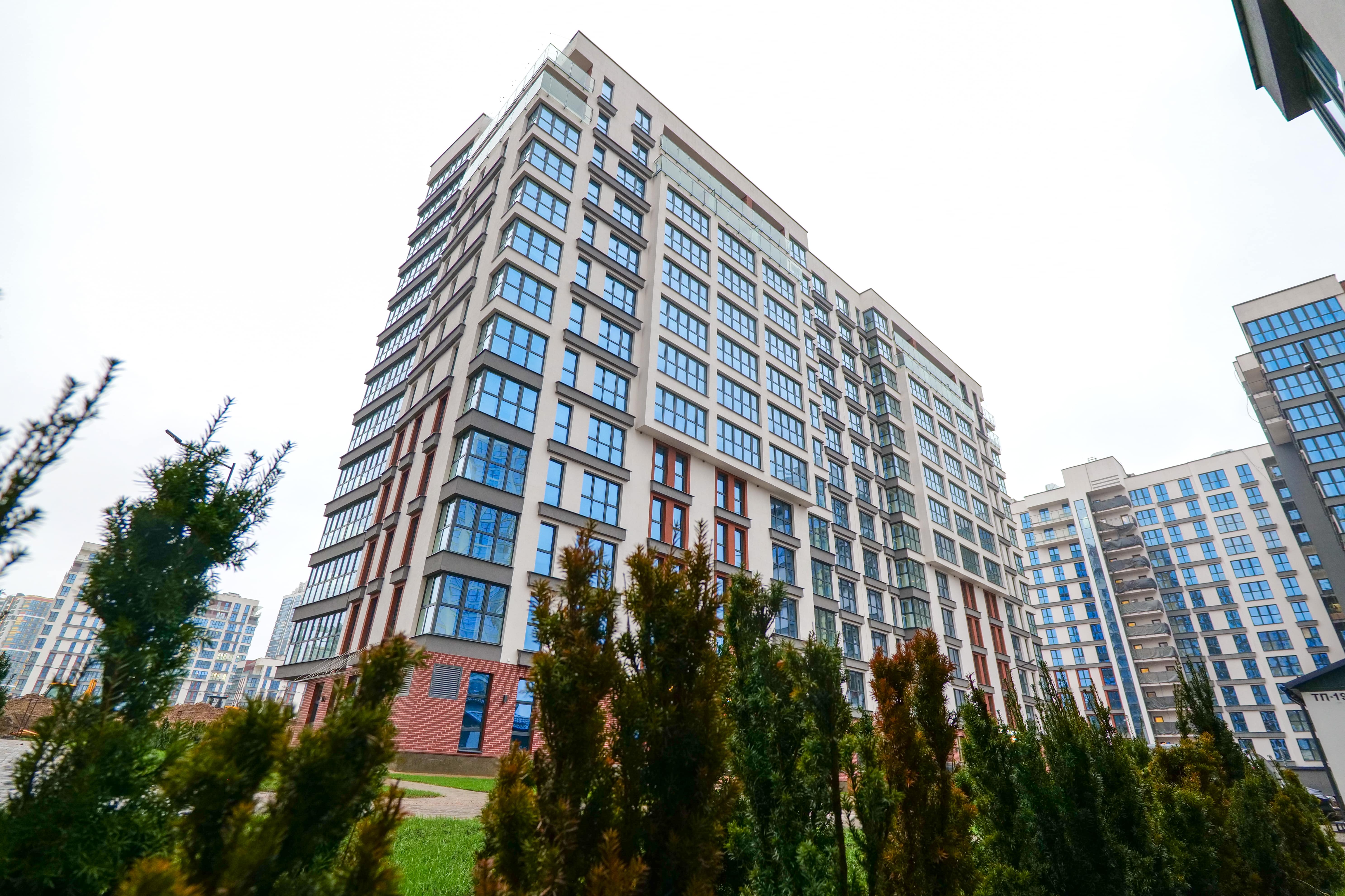 Продается квартира в 2-х секционном 13 этажном доме, примыкающем к парку.  - продажа вторичного жилья от агентсва bir.by