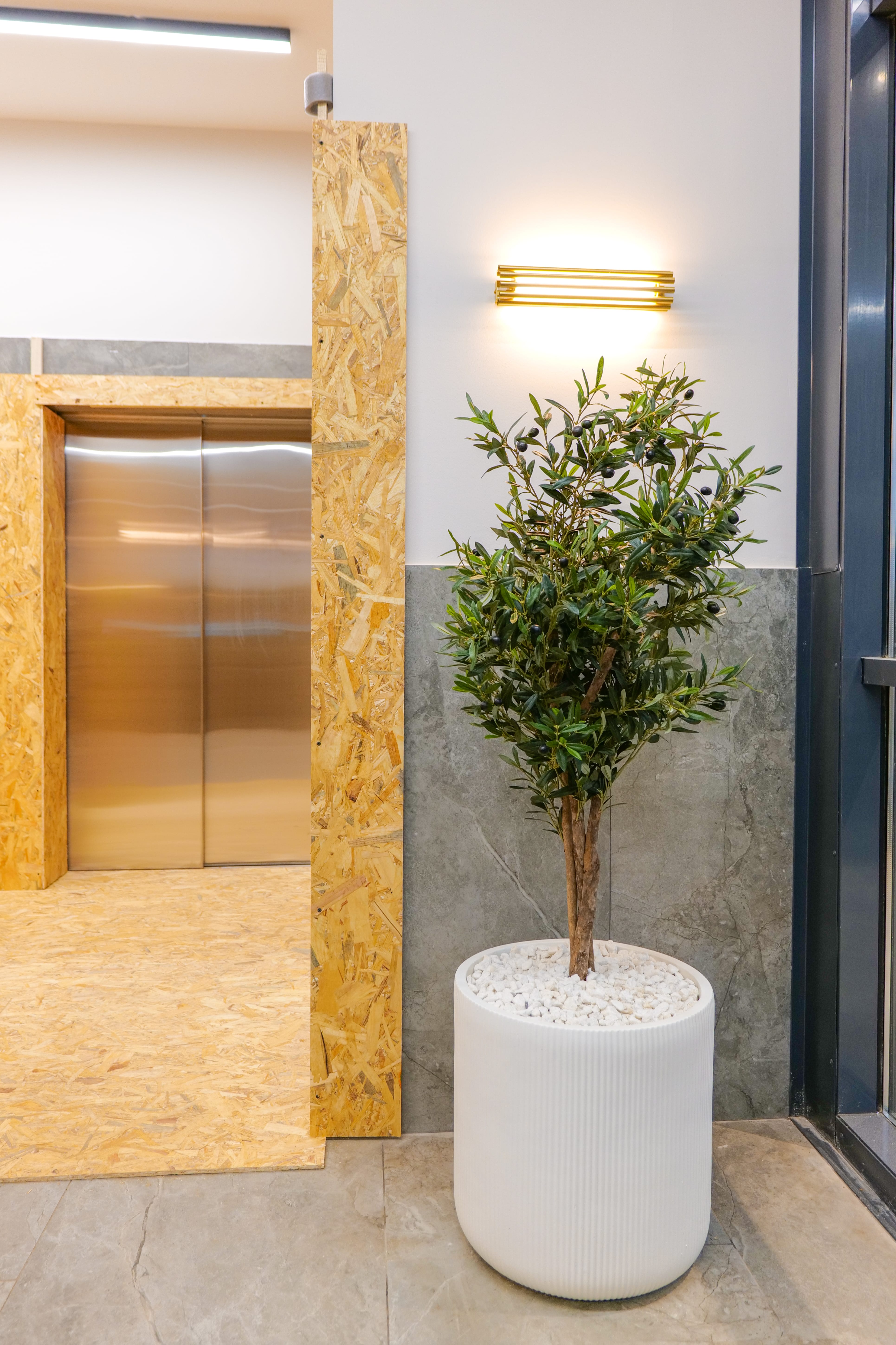 Продается квартира в 2-х секционном 13 этажном доме, примыкающем к парку.  - продажа вторичного жилья от агентсва bir.by