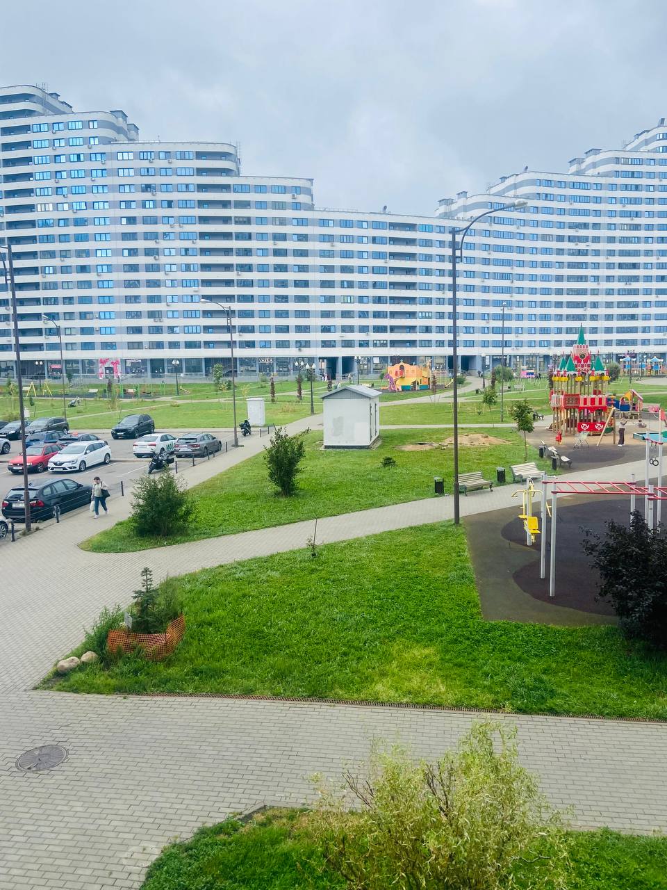 Квартира готова к проживанию. В непосредственной близости от метро. Обжитой квартал.  Выполнен качественный ремонт, пространство грамотно зонировано. - продажа вторичного жилья от агентсва bir.by