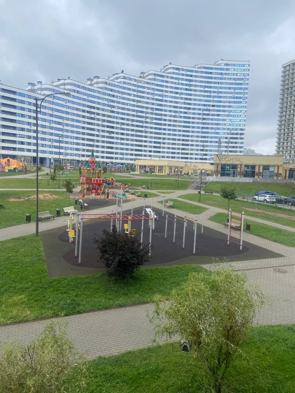 Квартира готова к проживанию. В непосредственной близости от метро. Обжитой квартал.  Выполнен качественный ремонт, пространство грамотно зонировано. - продажа вторичного жилья от агентсва bir.by